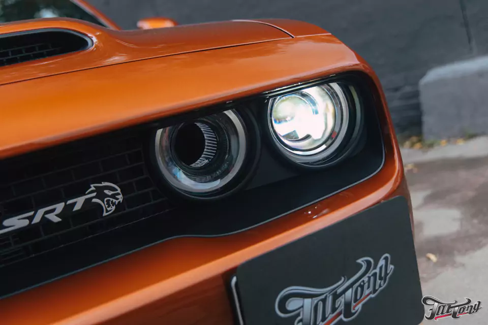 Установили на Dodge Challenger SRT Hellcat bi-led модули. Хороший свет — это важно!